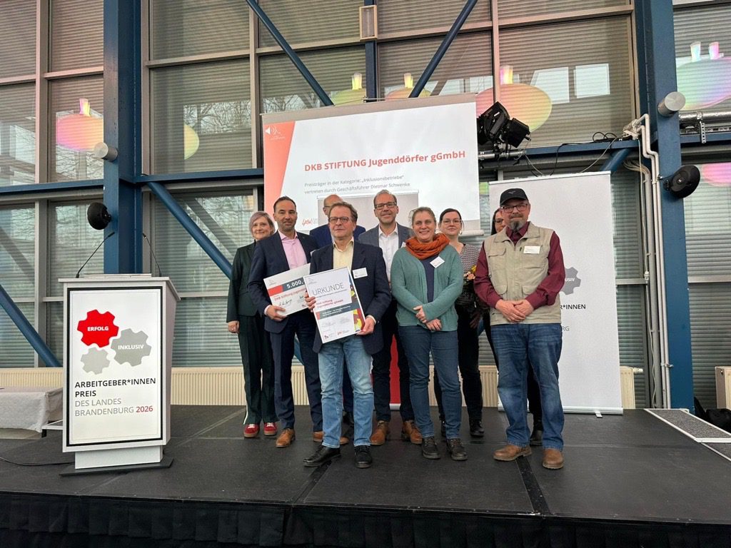 Gruppenbild der Preisträgerinnen und Preisträger des Arbeitgeber*innenpreises „Erfolg inklusiv“ 2026 in Cottbus mit Vertreterinnen und Vertretern der DKB Stiftung Jugenddörfer gGmbH.