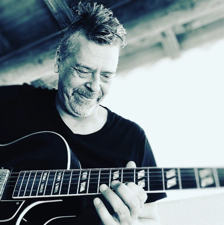 Portrait Malibu Gordes mit Gitarre