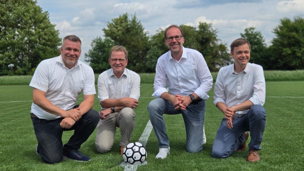 Gruppenbild zur Eröffnung des neuen Sportplatzes im Jugenddorf am Ruppiner See in Gnewikow v.l.n.r.: Landrat Ralf Reinhardt; Dietmar Schwenke, Geschäftsführer der Jugenddörfer gGmbH; Axel Kasterich, Vorstand der DKB STIFTUNG und Bürgermeister Nico Ruhle