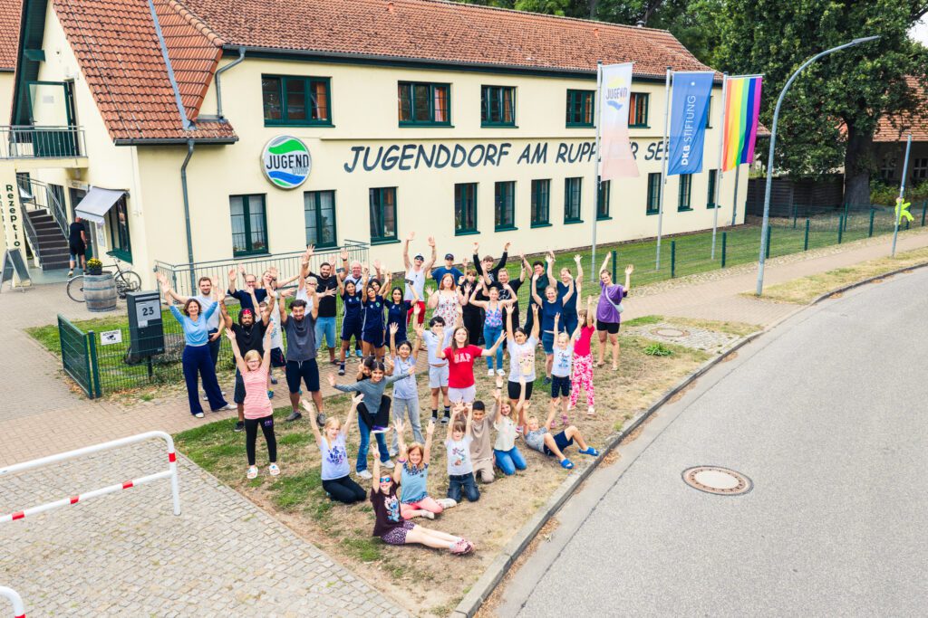 Gruppenbild mit Kindern vor dem Jugenddorf der DKB STIFTUNG in Gnewikow