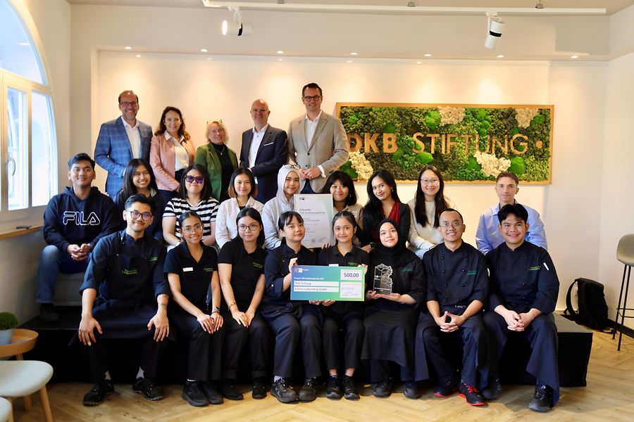 Auszubildende, Ausbilder und Gäste bei der Auszeichnung der DKB Stiftung Schloss Liebenberg GmbH als TOP-Ausbildungsbetrieb 2026